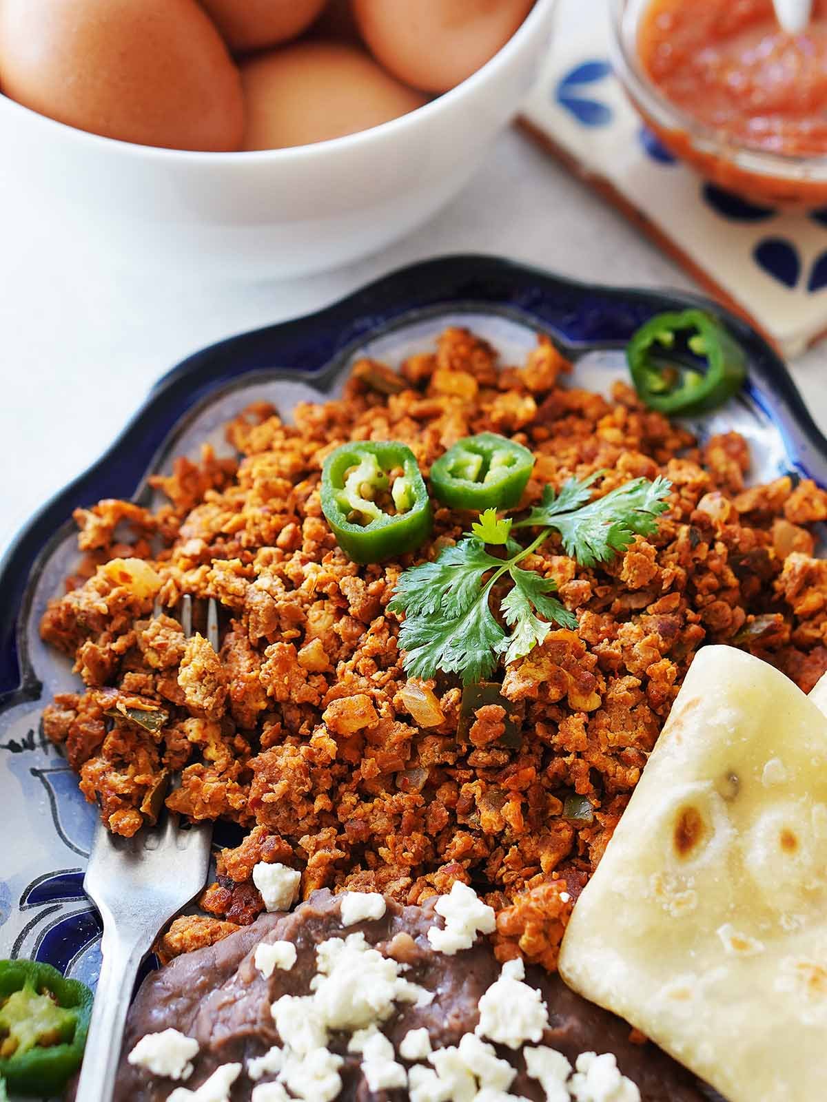 Huevos con chorizo Don Pepe, servidos con frijoles y tortilla